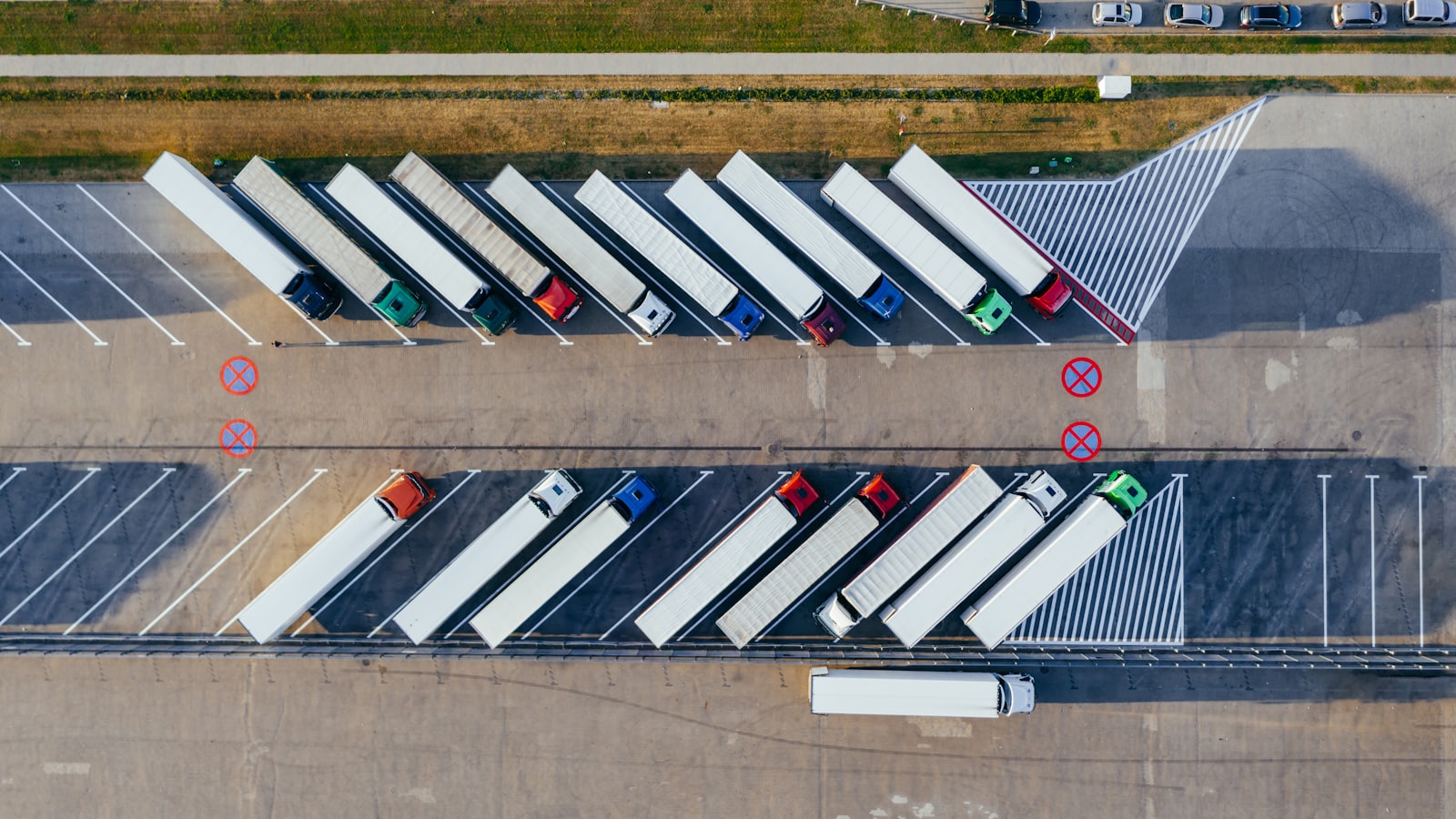 Frota de carretas estacionadas em fileiras organizadas, vista de cima